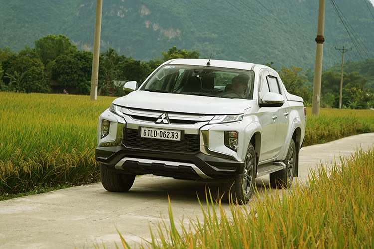 Có thể nói nhờ được nâng cấp nhiều nhưng giá bán vẫn rẻ hơn hai đối thủ chính là Ford Ranger Wildtrak 2.0L Bi-Turbo và Hilux 2.8G 4×4 MLM, phiên bản bản cao cấp 4x4 AT Mivec Premium của Mitsubishi Triton đang nhận rất nhiều quan tâm. Xét trên hai quan điểm thẩm mỹ và trải nghiệm lái, mua Mitsubishi Triton Premium vào thời điểm hiện tại thực sự là “món hời”.