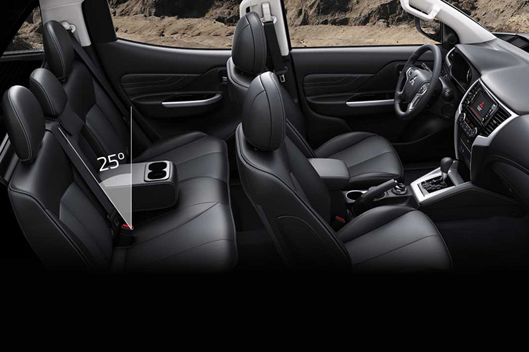 Giữ nguyên thiết kế nhưng Mitsubishi Triton 2020 hấp dẫn hơn khi xuất hiện nhiều tính năng mới, đặc biệt là bản Premium. Trong đó, trên bảng điều khiển trung tâm xuất hiện nút chỉnh khóa vi sai điện tử cầu sau. Việc bổ sung khóa vi sai cầu sau, cùng với vi sai trung tâm và hệ thống gài cầu tiện tử giúp Triton 2020 chinh phục địa hình dễ dàng hơn, lại dễ dùng cho người lái.