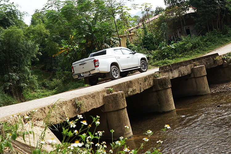 Các hệ thống của xe hỗ trợ tốt cho người, cải thiện an toàn khi điều khiển trong các tuyến đường nội đô hay cao tốc. Trong đó, hệ thống cảnh báo phương tiện cắt ngang phía sau, giúp người lái có thể nhận biết được phương tiện phía sau đang tiến lại gần khi lùi xe. Hệ thống hoạt động thông qua các cảm biến, phát hiện cắt ngang, sau đó cảnh báo cho người lái thông qua âm thanh, hình ảnh. Giúp đảm bảo an toàn, giảm thiểu va chạm khi lùi xe.