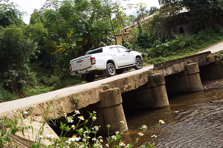 Các hệ thống của xe hỗ trợ tốt cho người, cải thiện an toàn khi điều khiển trong các tuyến đường nội đô hay cao tốc. Trong đó, hệ thống cảnh báo phương tiện cắt ngang phía sau, giúp người lái có thể nhận biết được phương tiện phía sau đang tiến lại gần khi lùi xe. Hệ thống hoạt động thông qua các cảm biến, phát hiện cắt ngang, sau đó cảnh báo cho người lái thông qua âm thanh, hình ảnh. Giúp đảm bảo an toàn, giảm thiểu va chạm khi lùi xe.