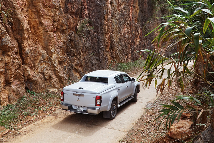 Phiên bản cao cấp nhất Premium với hai lựa chọn dẫn động 4x2 và 4x4 chính là lựa chọn mới cho người chơi bán tải cao cấp mà không cần phải “độ” thêm đồ chơi. Với mức giá xe Mitsubishi Triton 2020 từ 600 - 865 triệu đồng, tăng gía nhẹ so với đời cũ, nhưng trang bị tới 12 điểm nâng cấp, Triton mới có thể để tự tin đấu cùng các đối thủ Ford Ranger Wildtrak 2.0L Bi-Turbo, Hilux 2.8G 4×4 MLM.