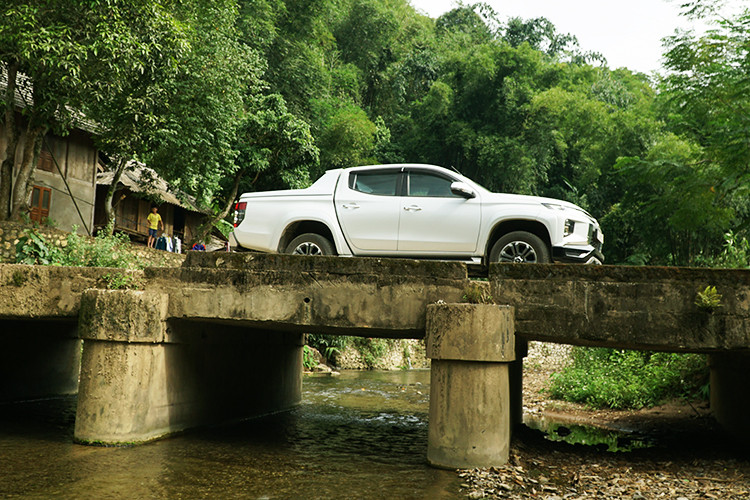 Nâng cấp về mặt an toàn trên Triton Premium 2020 được đánh giá là xứng đáng “đồng tiền bát gạo” khi có thêm 5 công nghệ mới, vốn chỉ có trên các mẫu xe cao cấp, gồm: Hệ thống giảm thiểu va chạm phía trước, cảnh báo phương tiện cắt ngang phía sau, cảnh báo điểm mù, hỗ trợ thay đổi làn đường và hệ thống chống tăng tốc ngoài ý muốn.