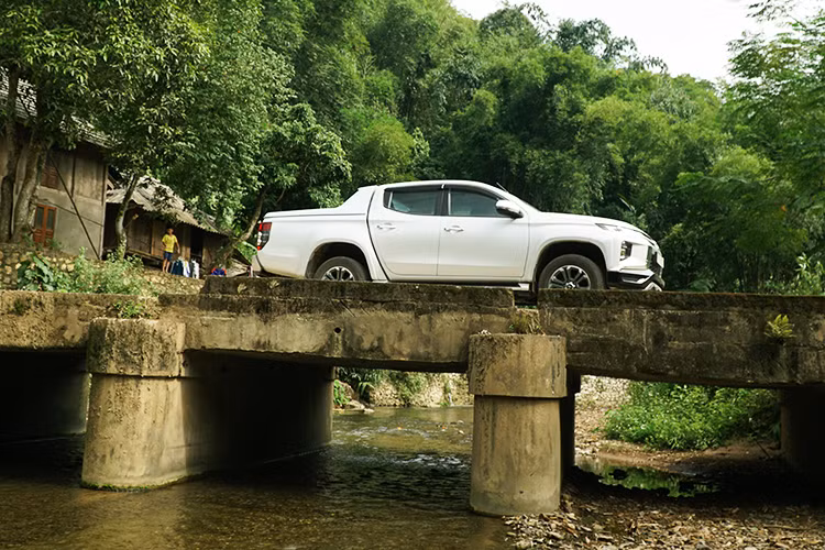 Nâng cấp về mặt an toàn trên Triton Premium 2020 được đánh giá là xứng đáng “đồng tiền bát gạo” khi có thêm 5 công nghệ mới, vốn chỉ có trên các mẫu xe cao cấp, gồm: Hệ thống giảm thiểu va chạm phía trước, cảnh báo phương tiện cắt ngang phía sau, cảnh báo điểm mù, hỗ trợ thay đổi làn đường và hệ thống chống tăng tốc ngoài ý muốn.