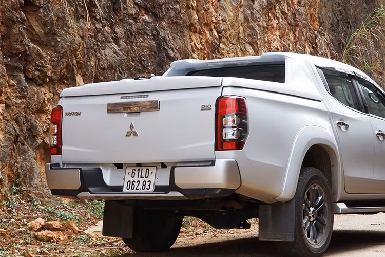 Ở phía đuôi, Mitsubishi Triton hoàn toàn mới khá gọn và cân đối với thùng sau kích thước 1.520 x 1.470 x 475 (mm). Đặc biệt hãng xe Nhật đưa kiểu đèn hậu tích hợp thành cụm hiện đại, kết hợp giữa bóng LED và halogen, camera lùi thuận tiện cho Triton 2020 khi di chuyển trong phố thị...