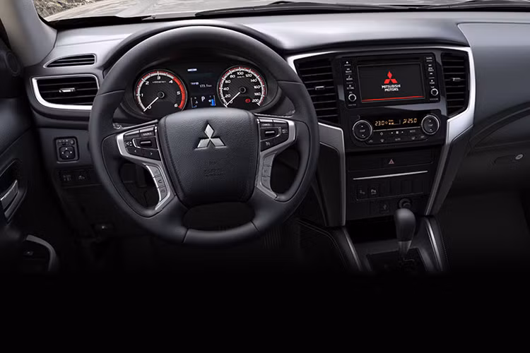 Thiết kế khoang nội thất Mitsubishi Triton 2020 không thay đổi so với phiên bản 2019, mang nét thể thao và hiện đại. Vô lăng đầy đủ các nút chức năng tiện ích kèm lẫy chuyển số. Màn hình phía trước người lái hiển thị sắc nét và đầy đủ các thông tin. Hai ghế phía trước được bọc da và phần tựa lưng, đệm ghế khá giày, tạo cảm giác rất êm ái. Trên bảng điều khiển trung tâm gọn gàng, dễ nhìn.