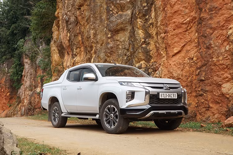 Về ngoại hình, Mitsubishi Triton 2020 vẫn kế thừa thiết lế của thế hệ mới ra mắt cách đây 1 năm, giữ những đường nét thiết kế vuông vức, góc cạnh theo ngôn ngữ thiết kế Dynamic Shield. Đây là phong cách được đánh giá cao trong giới chơi xe, giúp Triton mới nam tính hơn trước đây.