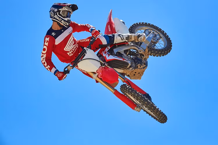 Trước sự háo hức của các fan hâm mộ dòng xe "cào cào", hãng xe máy đình đám Nhật Bản đã cho ra mắt mẫu “dirt bike” Honda CRF450 2017 với những cải tiến đáng chú ý, bên cạnh đó là một phiên bản mới khách mang tên Honda CRF450RX.