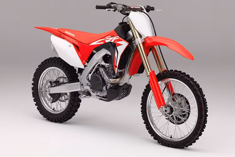 Ngoài ra trên cỗ máy của Honda CRF450R 2017 còn có hệ thống phun nhiên liệu cảm ứng cùng hệ thống ống xả đôi. Ngoài ra, tỷ lệ nén cũng tăng lên 13:5:1 nhưng nhà sản xuất không tiết lộ công suất chính xác mà mẫu xe sẽ đạt được.