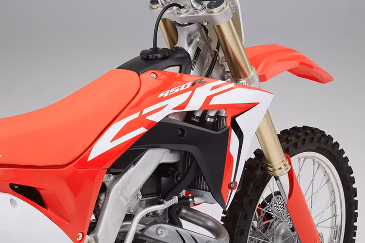 Trên Honda CRF450R 2017 cũng như phiên bản CRF450RX hoàn toàn mới, tất cả đều là những “cỗ máy” hiệu suất cao. Với Honda CRF450RX, xe đi kèm hầu hết các tính năng trên dòng R nhưng sở hữu một số điểm khác biệt giúp phương tiện thích hợp hơn với các hoạt động off-road.