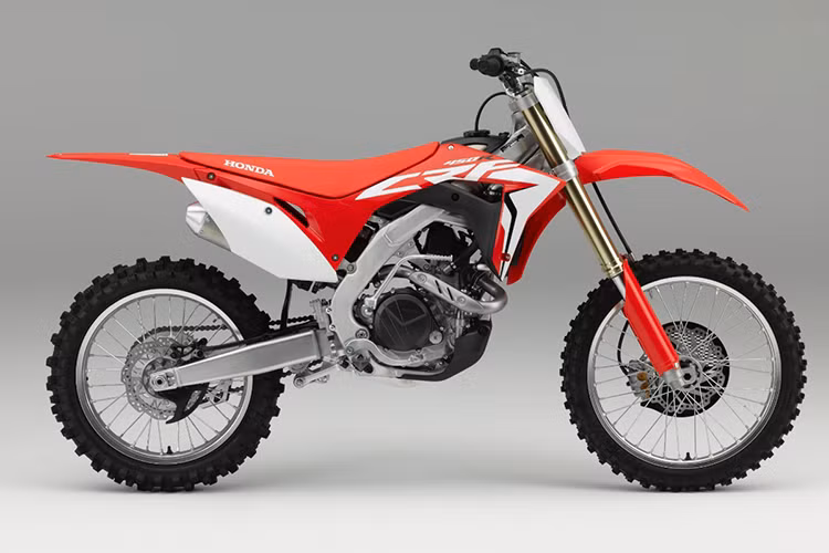 Trên phiên bản "cào cào drift bike" CRF450R 2017, bộ khung gầm của xe đã được hãng xe Honda thiết kế lại hoàn toàn nhằm giảm trọng tâm xe, tối đa hóa sự ổn định, đồng thời cải thiện cảm giác lái khi vào cua.