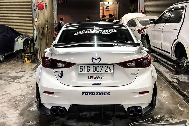 Điểm nổi bật khác của chiếc xe này đến tự bộ lưới tản nhiệt được thiết kế khác biệt, những hốc gió khuếch tán ở cản trước và sau cũng được tạo hình cực ngầu. Phía sau, chiếc xe được lắp đặt 4 ống xả được chia bố trí chia đều sang 2 bên. Cùng với đó là canhs gió cùng nhiều chi tiết đặc biệt. 