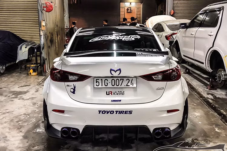 Điểm nổi bật khác của chiếc xe này đến tự bộ lưới tản nhiệt được thiết kế khác biệt, những hốc gió khuếch tán ở cản trước và sau cũng được tạo hình cực ngầu. Phía sau, chiếc xe được lắp đặt 4 ống xả được chia bố trí chia đều sang 2 bên. Cùng với đó là canhs gió cùng nhiều chi tiết đặc biệt. 