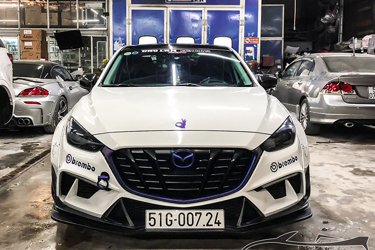 Mazda3 là dòng xe hạng C được ưa chuộng nhất tại Việt Nam hiện nay, do đó càng ngày càng có nhiều phiên bản độ được hiện thực từ chiếc xe này. Với phong cách độ Mazda3 độc này, chắc chắn nó sẽ không đụng hàng và luôn khiến người khác phải ngước nhìn mỗi khi lăn bánh. 
