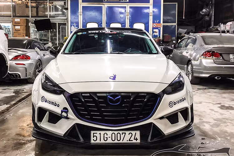 Mazda3 là dòng xe hạng C được ưa chuộng nhất tại Việt Nam hiện nay, do đó càng ngày càng có nhiều phiên bản độ được hiện thực từ chiếc xe này. Với phong cách độ Mazda3 độc này, chắc chắn nó sẽ không đụng hàng và luôn khiến người khác phải ngước nhìn mỗi khi lăn bánh. 