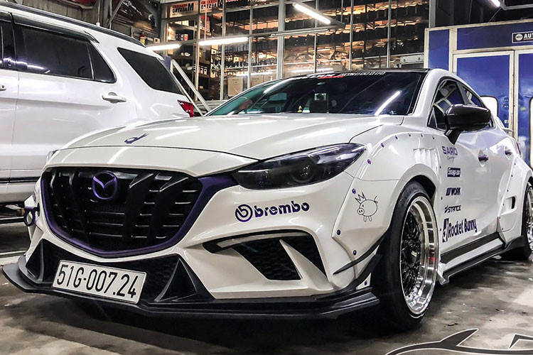 Widebody là phong cách độ khá phổ biến của giới độ xe trên thế giới. Tuy nhiên tại Việt Nam hiện phong cách độ này vẫn còn nhiều hạn chế, đặc biệt là những mẫu xe như chiếc sedan Mazda3 độ trong bài viết này.