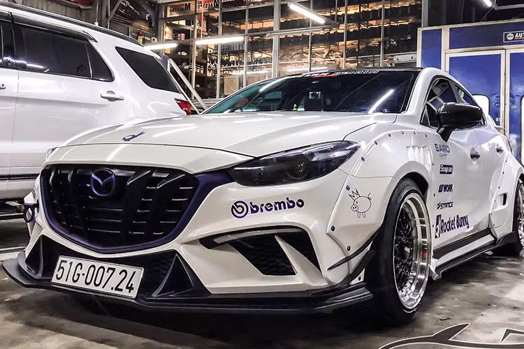 Widebody là phong cách độ khá phổ biến của giới độ xe trên thế giới. Tuy nhiên tại Việt Nam hiện phong cách độ này vẫn còn nhiều hạn chế, đặc biệt là những mẫu xe như chiếc sedan Mazda3 độ trong bài viết này.