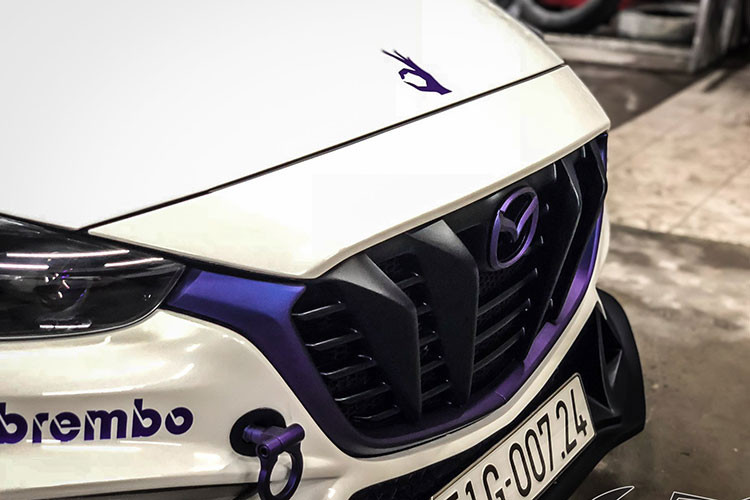 Phong cách độ trên chiếc xe Mazda3 đời cũ này được gọi tên là Bunny Style, tuy nhiên các đường nét của bộ widebody trên xe cũng khá tương đồng với phong cách của thương hiệu Liberty Walk đình đám thế giới.