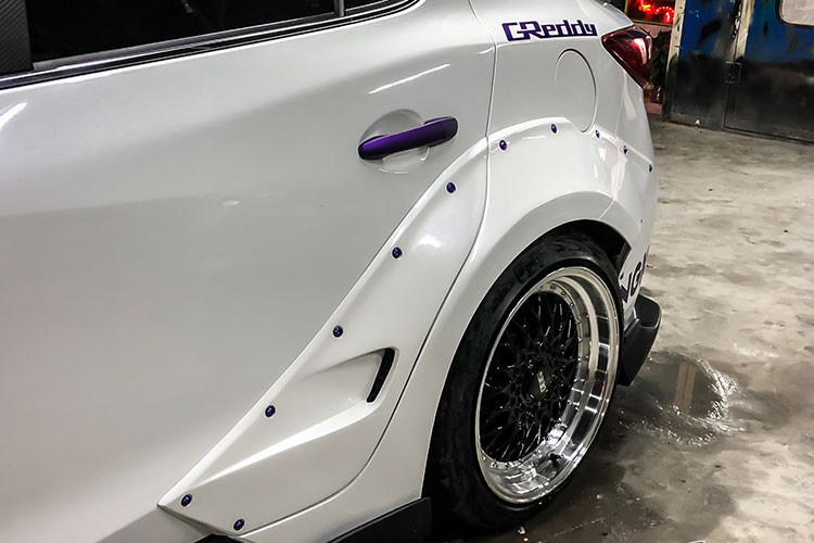 Chiều rộng của xe tăng lên đồng nghĩa với bộ mâm lốp cũng phải được thay thế để phù hợp. Bộ mâm mới BBS có thiết kế đa chấu với phần viền mâm mạ sáng bóng trong khi mặt chấu trung tâm màu đen tương phản. Để phù hợp với bề ngang mới, 4 bánh xe được “chêm” thêm bộ Spacer để bánh xe được đội ra ngoài.