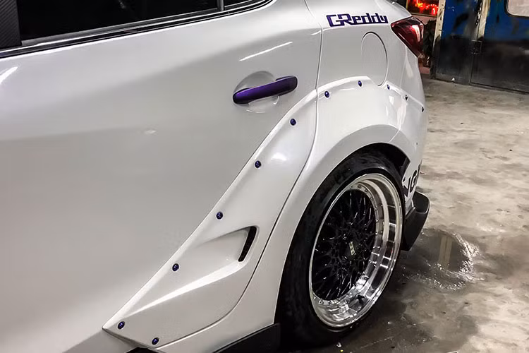 Chiều rộng của xe tăng lên đồng nghĩa với bộ mâm lốp cũng phải được thay thế để phù hợp. Bộ mâm mới BBS có thiết kế đa chấu với phần viền mâm mạ sáng bóng trong khi mặt chấu trung tâm màu đen tương phản. Để phù hợp với bề ngang mới, 4 bánh xe được “chêm” thêm bộ Spacer để bánh xe được đội ra ngoài.