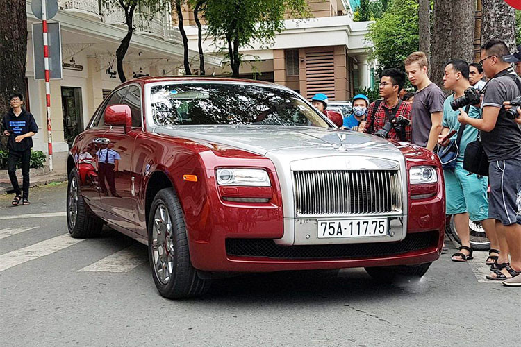 Tiết kiệm nhiên liệu không phải yếu tố được quan tâm nhiều đối với những vị đại gia đủ khả năng để mua những chiếc xe siêu sang. Mặc dù vậy, khối động cơ của chiếc xe Rolls-Royce Ghost 1 này chỉ "uống" khoảng 15,7 lít/100 km trong thành phố và 11,7 lít/100 km trên xa lộ.