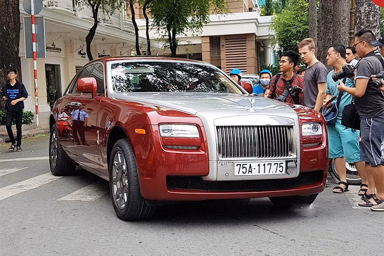 Tiết kiệm nhiên liệu không phải yếu tố được quan tâm nhiều đối với những vị đại gia đủ khả năng để mua những chiếc xe siêu sang. Mặc dù vậy, khối động cơ của chiếc xe Rolls-Royce Ghost 1 này chỉ "uống" khoảng 15,7 lít/100 km trong thành phố và 11,7 lít/100 km trên xa lộ.