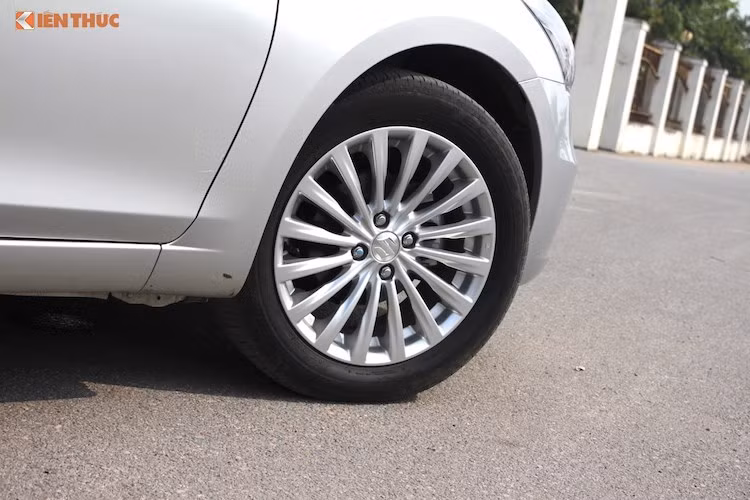 Xe có kích thước dài x rộng x cao lần lượt là 4490 x 1730 x 1485 mm với chiều dài cơ sở 2.650 mm. Nhìn vào những thông số này, có thể thấy Ciaz có kích thước nhỉnh hơn các xe cùng phân khúc xe sedan hạng B. Ở hai bên thân xe của Ciaz, Suzuki cũng chỉ tạo điểm nhấn cho thân xe bằng những đường dập nổi đơn giản. Với bộ mâm đúc hợp kim 16 inch.