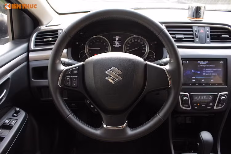 Dù nằm trong phân khúc xe giá rẻ nhưng Ciaz vẫn có vô-lăng 3 chấu "gật gù" và tích hợp các cụm nút thoại, chỉnh âm thanh ở chấu bên trái. Một điểm trừ nhỏ của xe đó là cụm nút điều khiển thoại trên vô-lăng gồm 3 nút kết nối bluetooth - nhấc máy - dập máy bị đặt quá sâu ở bên dưới, khó với ngón cái xuống khi đang cầm lái. Ngoài ra, cụm nút điều khiển âm thanh không có nút Play/Pause.