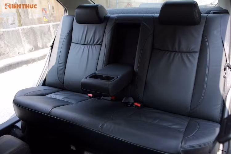 Xe cũng có sẵn dàn âm thanh 6 loa, trong đó có 4 loa thường và 2 loa tweeter. Hàng ghế sau của xe không có cửa gió điều hòa độc lập nhưng sở hữu không gian khá rộng rãi. Tuy nhiên, một điểm trừ của Ciaz so với đối thủ Toyota Vios đó là hàng ghế sau của xe không có khả năng gập lưng để tăng thể tích khoang hành lý.