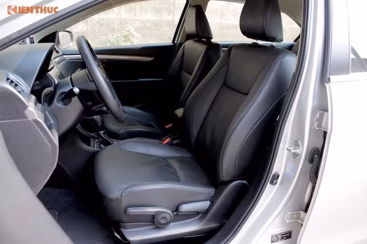 Chất lượng hoàn thiện nội thất của Ciaz cũng khá đáng khen trong phân khúc xe sedan hạng B. Dù không thể tránh khỏi việc sử dụng các chi tiết nhựa cứng nhưng Suzuki đã khiến cabin xe bớt cảm giác "rẻ tiền" bằng cách bọc da và sử dụng nhựa đúc màu đen. Nằm ở phân khúc giá rẻ nên Ciaz chỉ có ghế chỉnh cơ và không có hệ thống giữ ga tự động cruise control.