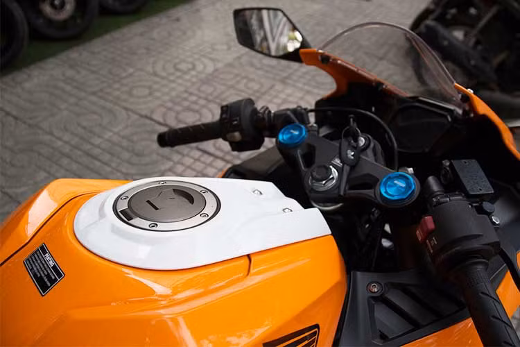 Honda CBR250RR Repsol không thay đổi so với bản tiêu chuẩn. Tay lái clip-on thể thao vẫn giữ nguyên, hai bên tay lái có thêm cùm bảo vệ tay phanh và tay côn. Dung tích bình xăng của phiên bản này vẫn là 14,5 lít. 