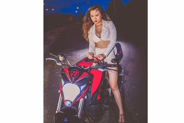 Honda CB1000R ABS hiện chưa có xe chính hãng tại Việt Nam, nó được nhập thông qua một số đại lý môtô tư nhân với giá bán khoảng 18.500 USD (tương đương hơn 400 triệu đồng. Nó sẽ cạnh tranh trực tiếp với những cái tên đình đám như Kawasaki Z1000, Suzuki GSX S1000.