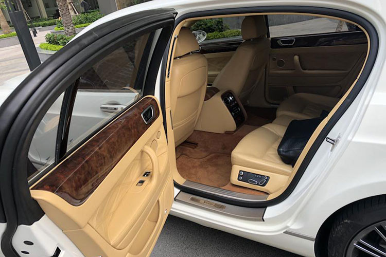 Hàng ghế sau của Bentley Continental Flying Spur Speed thế hệ đầu tiên cũng có điều hoà riêng, bàn làm việc bằng gỗ. Ghế ngồi với logo Bentley thêu trên tựa đầu ghế, phần lưng ghế với chỉ khâu hình quả trám. Trang bị giải trí gồm màn hình 8 inch, hệ thống âm thanh cao cấp với ổ CD/DVD dành cho Bentley, camera lùi, rèm che nắng chỉnh điện...