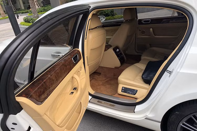 Hàng ghế sau của Bentley Continental Flying Spur Speed thế hệ đầu tiên cũng có điều hoà riêng, bàn làm việc bằng gỗ. Ghế ngồi với logo Bentley thêu trên tựa đầu ghế, phần lưng ghế với chỉ khâu hình quả trám. Trang bị giải trí gồm màn hình 8 inch, hệ thống âm thanh cao cấp với ổ CD/DVD dành cho Bentley, camera lùi, rèm che nắng chỉnh điện...