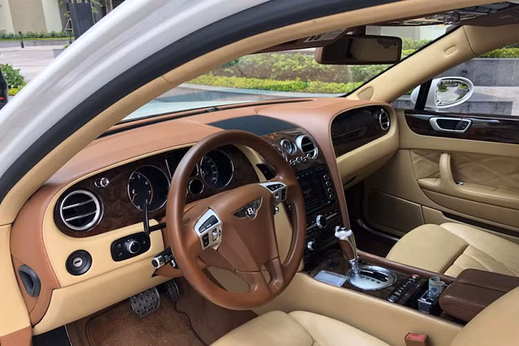 Bên trong nội thất của chiếc Bentley Continental Flying Spur Speed phiên bản 2009 đang rao bán tại Sài Gòn này sở hữu 2 màu sắc chính là vàng nhạt và cacao. Tất nhiên không thiếu những chi tiếp ốp gỗ quý và nhôm làm điểm nhấn cho "nội y" chiếc xe siêu sang phiên bản tốc độ.