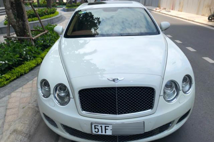 Bentley Continental Flying Spur Speed là mẫu xe siêu sang thiên về tốc độ, chữ Speed trong tên xe đã cho thấy điều đó. Đây từng là mẫu sedan nhanh nhất của hãng Bentley lúc mới được cho ra mắt. So với bản tiêu chuẩn, ngoại hình chiếc xe này có sự khác biệt lớn nhất chính là cản va trước thiết kế lại với các hốc gió mới.