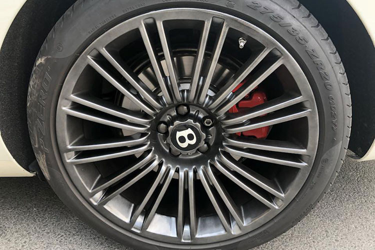 Ngoài ra, Continental Flying Spur Speed còn được hãng xe sang Bentley trang bị la-zăng 20 inch đa chấu. Mâm của chiếc xe siêu sang được chủ nhân rao bán được sơn màu tối và bên trong là cùm phanh đỏ nổi bật, khá ăn nhập với bộ áo trắng muốt của xe. "Bộ vó" này đi kèm lốp của Pirelli P-Zero.