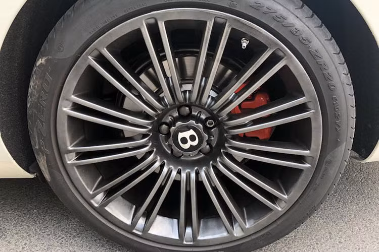 Ngoài ra, Continental Flying Spur Speed còn được hãng xe sang Bentley trang bị la-zăng 20 inch đa chấu. Mâm của chiếc xe siêu sang được chủ nhân rao bán được sơn màu tối và bên trong là cùm phanh đỏ nổi bật, khá ăn nhập với bộ áo trắng muốt của xe. "Bộ vó" này đi kèm lốp của Pirelli P-Zero.