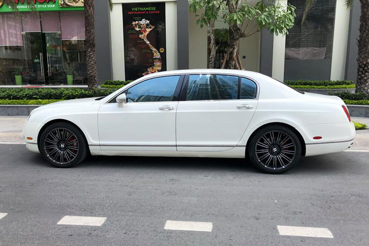 Tại thời điểm được đưa về nước vào những năm 2008 và 2009, dòng siêu xe sang Bentley Continental Flying Spur Speed này có giá bán không dưới 10 tỷ đồng. Tuy nhiên, sau khoảng 10 năm sử dụng, chiếc xe siêu sang trong bài viết này có giá bán dao động từ 3 đến 3,5 tỷ đồng. 