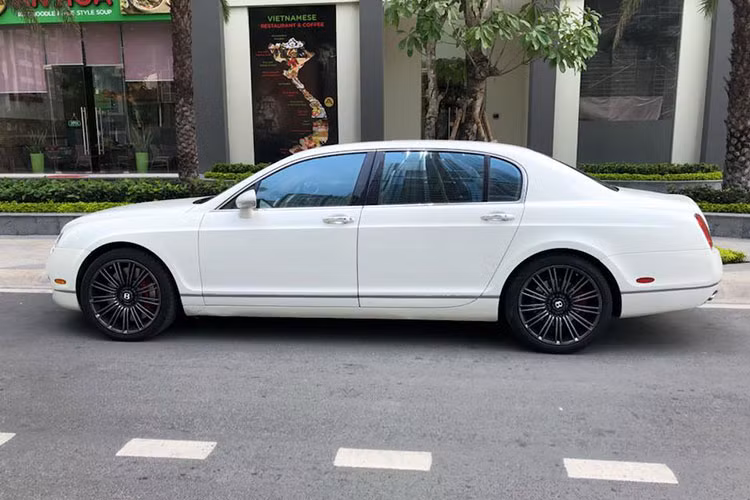 Tại thời điểm được đưa về nước vào những năm 2008 và 2009, dòng siêu xe sang Bentley Continental Flying Spur Speed này có giá bán không dưới 10 tỷ đồng. Tuy nhiên, sau khoảng 10 năm sử dụng, chiếc xe siêu sang trong bài viết này có giá bán dao động từ 3 đến 3,5 tỷ đồng. 