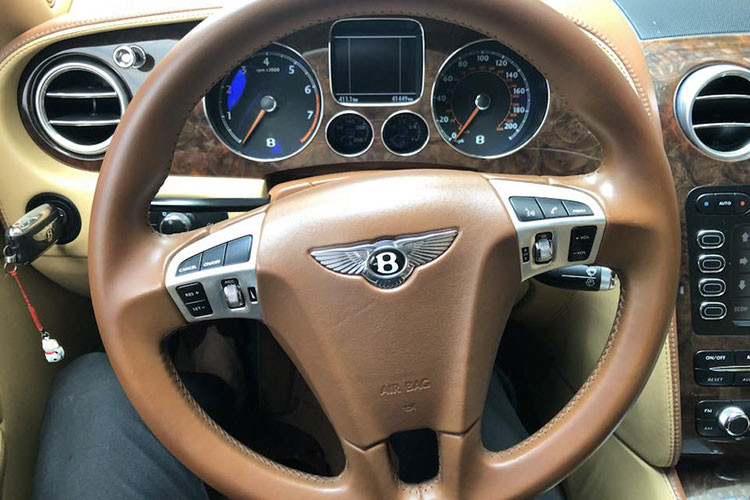 Xe được trang bị vô lăng 3 chấu bọc da với các phím bấm tiện ích hữu dụng. Ghế lái bọc da và gỗ cao cấp, đi kèm các đường gân dập nổi, tích hợp hệ thống điện, điều chỉnh điện 14 hướng, ghi nhớ vị trí ngồi. 