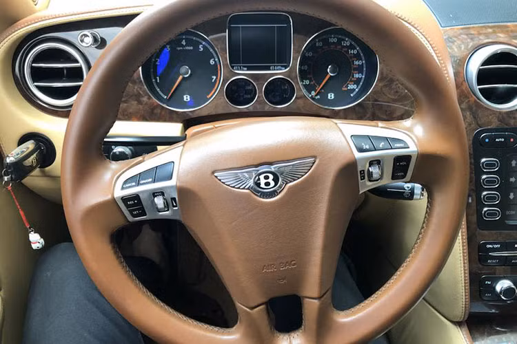 Xe được trang bị vô lăng 3 chấu bọc da với các phím bấm tiện ích hữu dụng. Ghế lái bọc da và gỗ cao cấp, đi kèm các đường gân dập nổi, tích hợp hệ thống điện, điều chỉnh điện 14 hướng, ghi nhớ vị trí ngồi. 