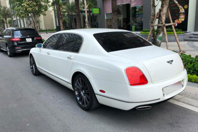 Continental Flying Spur Speed được trang bị động cơ W12, tăng áp kép, dung tích của chiếc Coupe siêu sang Bentley Continental GT Speed. "Trái tim" mang đến công suất tối đa 602 mã lực và mô-men xoắn cực đại 750 Nm. So với bản tiêu chuẩn, Continental Flying Spur Speed mạnh hơn 50 mã lực và mô-men xoắn cực đại tăng 100 Nm.