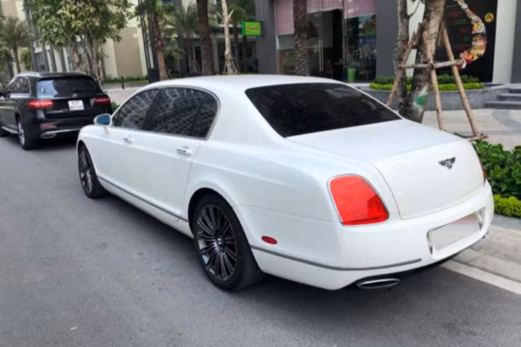 Continental Flying Spur Speed được trang bị động cơ W12, tăng áp kép, dung tích của chiếc Coupe siêu sang Bentley Continental GT Speed. "Trái tim" mang đến công suất tối đa 602 mã lực và mô-men xoắn cực đại 750 Nm. So với bản tiêu chuẩn, Continental Flying Spur Speed mạnh hơn 50 mã lực và mô-men xoắn cực đại tăng 100 Nm.