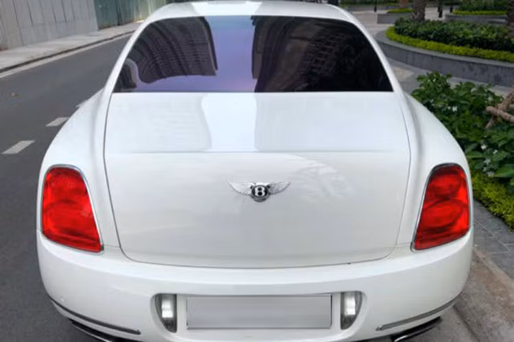 Phần đuôi xe nổi bật với cụm đèn dạng LED đi kèm đèn phanh phụ thứ 3 trải dài hết mép kính sau. Cặp ống-xả nằm sâu ở dưới cản sau của xe đường viền được mạ crôm sáng, đi kèm là logo đặc trung của hãng gắn trên nắp ca-pô tương tự như phía trước của xe