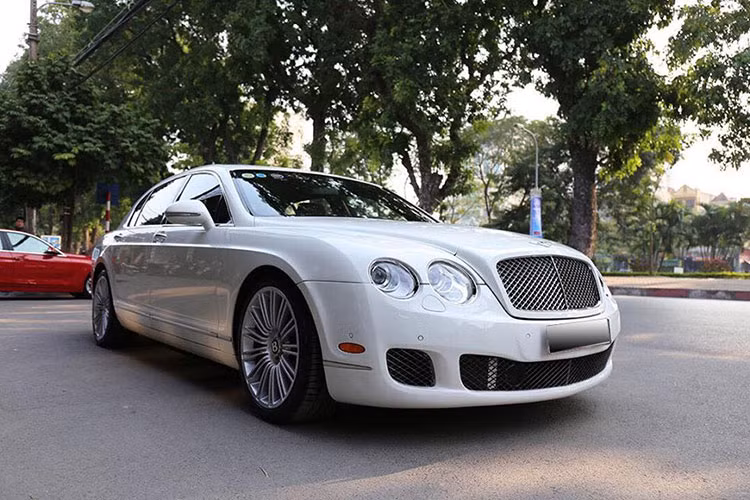 Động cơ trên kết hợp cùng hộp số ZF 6 cấp tự động, Bentley Continental Flying Spur Speed chỉ mất khoảng thời gian tăng tốc lên 100 km/h từ vị trí xuất phát trong vòng 4,8 giây trước khi đạt vận tốc tối đa 322 km/h.