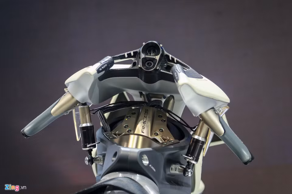 Phần đầu xe và tay lái khá thú vị, nó có khả năng tự điều chỉnh độ cao để phù hợp với dáng người lái. Thiết kế tay lái rất kì lạ với các nút bấm được tích hợp ở cả 2 bên tay cầm, cho phép người điều khiển thực hiện từng chức năng nhất định.