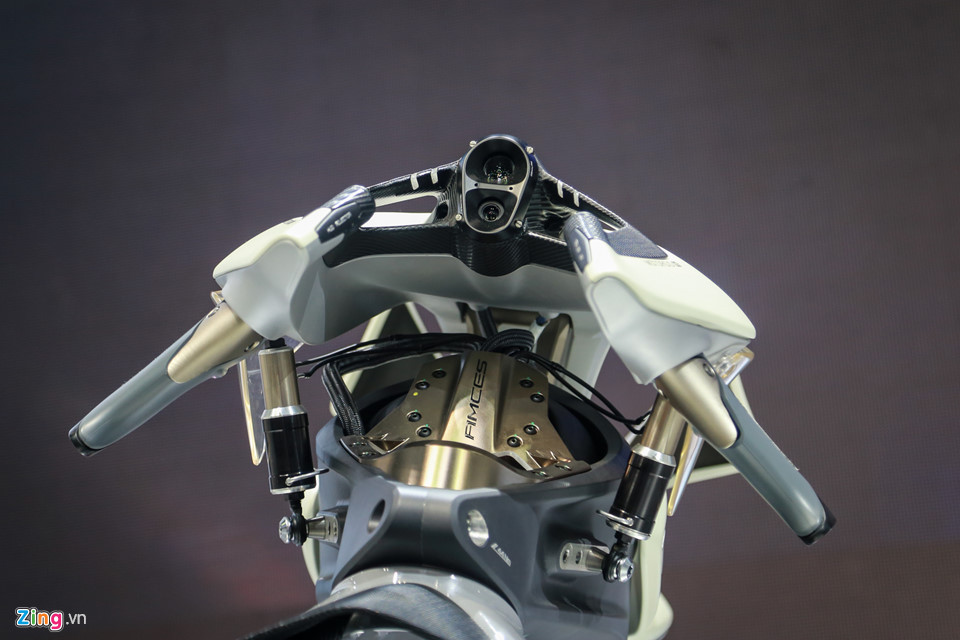 Phần đầu xe và tay lái khá thú vị, nó có khả năng tự điều chỉnh độ cao để phù hợp với dáng người lái. Thiết kế tay lái rất kì lạ với các nút bấm được tích hợp ở cả 2 bên tay cầm, cho phép người điều khiển thực hiện từng chức năng nhất định.