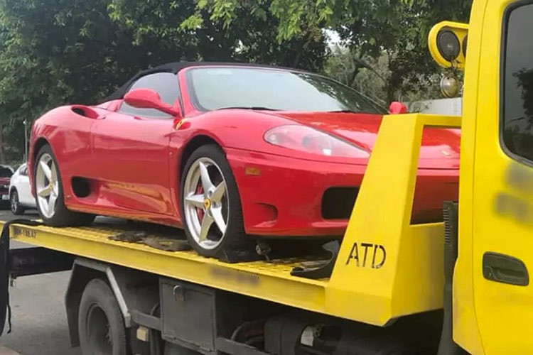 Mới đây những hình ảnh về chiếc xe Ferrari 360 Spider mui trần bất ngờ được khoe trên mạng xã hội, trước khi bàn giao đến biệt thự của Chủ tịch Trung Nguyên, Ngoài ra, chiếc xe cũng được cho đã làm xong đầy đủ các thủ tục sang tên cho phía tập đoàn này, bấm luôn biển số mới tinh.