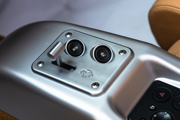 Nội thất chiếc xe này được phối màu nội thất da bò và đen kết hợp cùng ngoại thất đỏ. Đây là một trong những phối màu truyền thống rất được ưa chuộng bởi Ferrari. Phần mui xe có thể đóng mở điện dễ dàng.