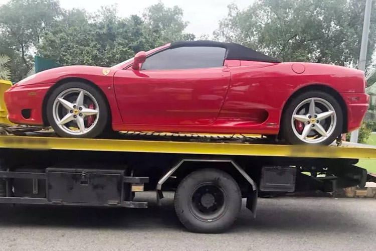 Như vậy, sau 1 vòng di chuyển để làm giấy tờ, cuối cùng chiếc siêu xe mui trần Ferrari 360 Spider cũng đã chính thức về đội xe nghìn tỷ đồng của "Qua" Vũ. Đây cũng sẽ là chiếc xe Ferrari 360 Spider thứ 2 mà doanh nhân này đang sở hữu. Nguyên bản xe màu đỏ nhưng rất có thể sẽ được dán sang bạc, trắng hoặc đen. 